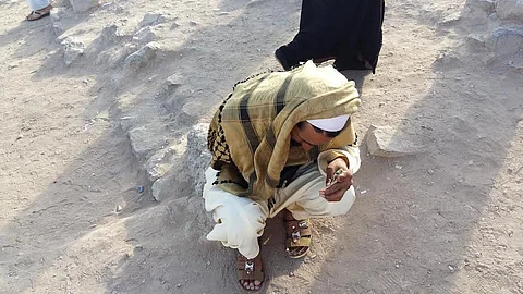 متسوّلو جبل الرماة بالمدينة .. يحتالون بالإعاقة والعباءة والمضايقات حاضرة