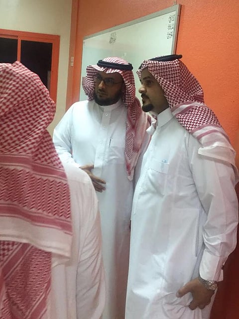 مدير تعليم القويعية يتفقد نادي سنام الموسمي ويعد بتحويله إلى مستمر