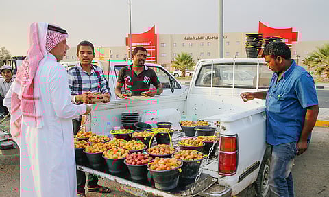 العمالة الأجنبية تتحدى القانون وتزاحم المواطنين في "مهرجان التمور" بالخرج