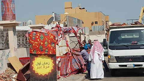 بلدية جنوب جدة تزيل 114 عربة وبسطات عشوائية مخالفة