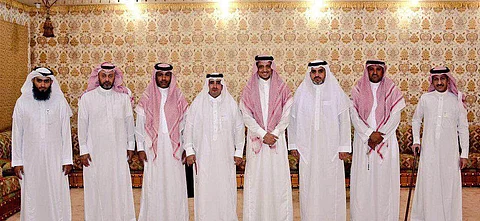 محافظ بيشة يناقش رسالة ورؤية نادي النخيل نحو الشباب