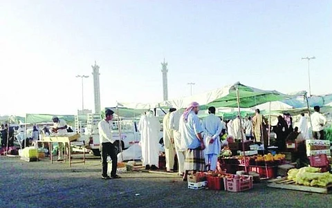 "حماية المستهلك" تُحذّر من الباعة المتجولين بالأسواق الشعبية