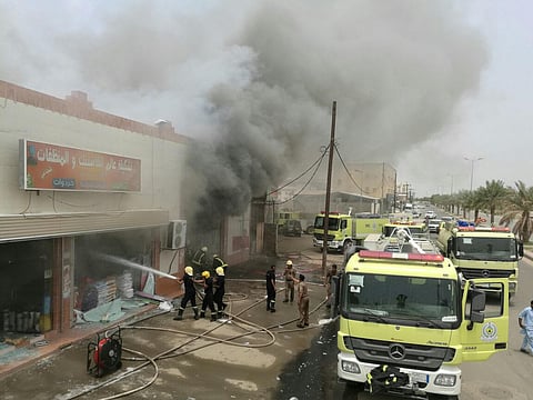 "مدني جازان " يخمد حريقاً هائلاً بمستودع للبلاستيك في صبيا