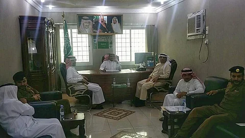 محافظ فيفاء يناقش الانهيارات الصخرية التي أحدثتها الأمطار الغزيرة