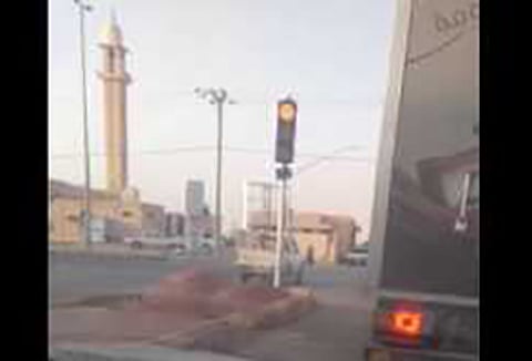 بالفيديو.. مقيم بـ"وادي الدواسر" يعكس السير ويقطع الإشارة