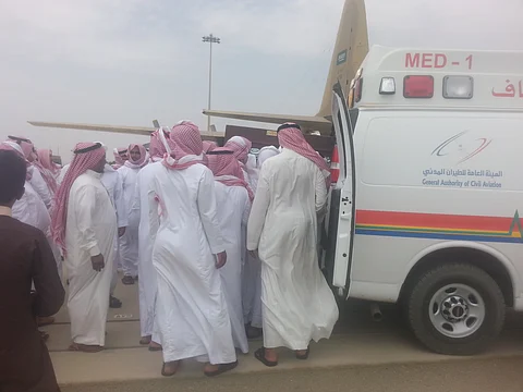 بالصور ..وصول جثمان الشهيد "الجهني" لمطار ينبع والصلاة عليه عصراً