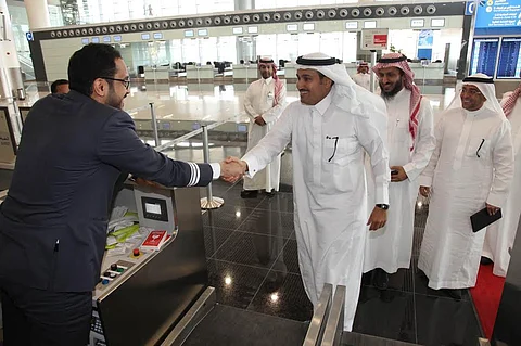 "الجاسر" يتفقد سير العمليات التشغيلية بإحدى صالات مطار الرياض