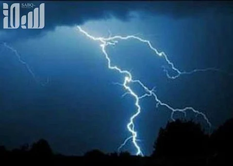 بالفيديو.. أمطار غزيرة مصحوبة بصواعق رعدية في سماء جازان