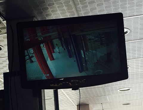 في وضح النهار.. ملثم يقتحم صيدلية ويُشهر سلاحه ويسلب 3 آلاف ريال