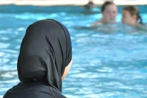محكمة فرنسية عُليا تعلّق حظر "البوركيني" .. والجدل مستمر قُبيل الانتخابات