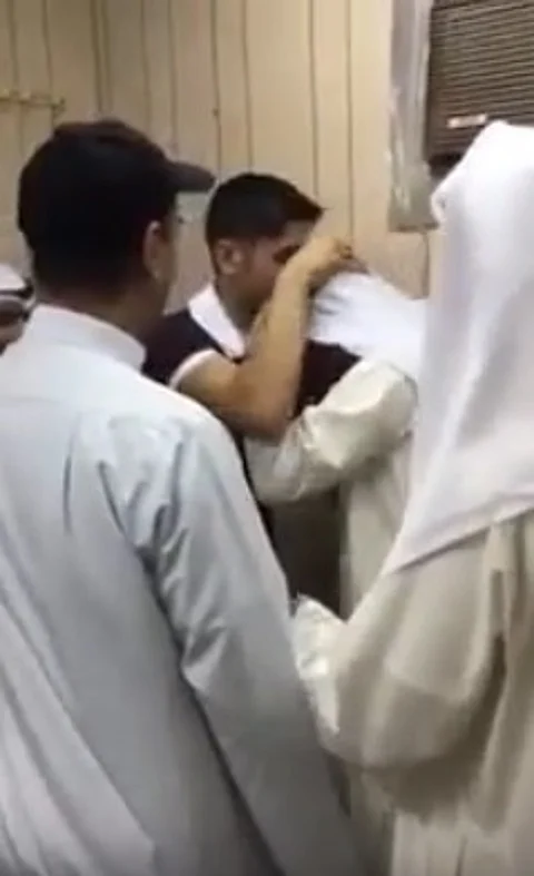 فيديو تكسوه الدموع.. أب يعثر على ابنه بعد 26 عاماً من غزو العراق للكويت