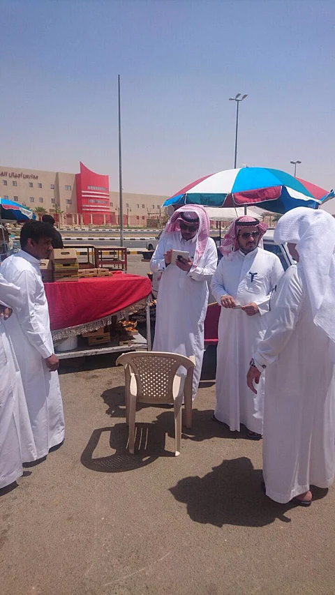 "عمل الخرج" يضبط عددًا من المخالفات والعمالة غير النظامية بسوق التمور