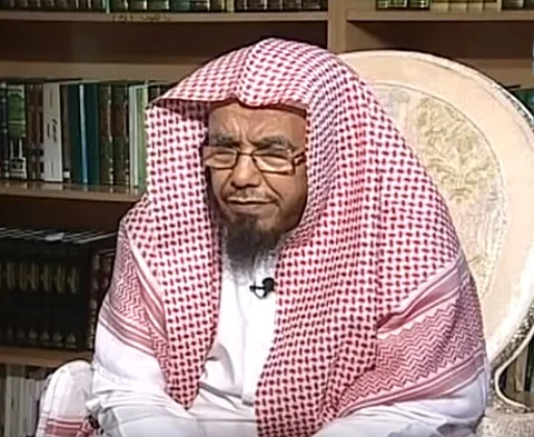 "المطلق" لسائلة: هذا حكم راتب شقيقتك موظفة الاستقبال العاملة بلا إذن والدها