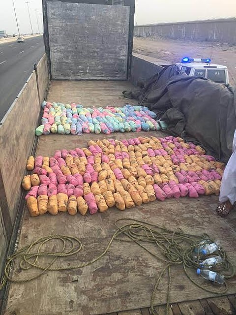 "أمن جدة" يضبط 265 حزمة قات بحوزة قائد سيارة