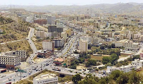 الإطاحة بامرأة تستدرج النساء للاحتيال تحت مسمى شركة وهمية بالباحة