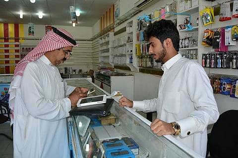 "سبق" في "سوق اتصالات حائل".. الوافدون يودعون وتوقعات بسوق سوداء