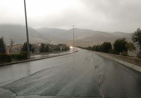 مصرع مقيم صعقاً بـ"محاني الطائف" أثناء هطول الأمطار.. و"المدني" يحذّر