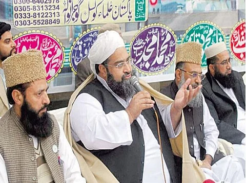 "علماء باكستان" ينتقد توصيات مؤتمر الشيشان.. "قادريوف" أحد جنود "بوتين"