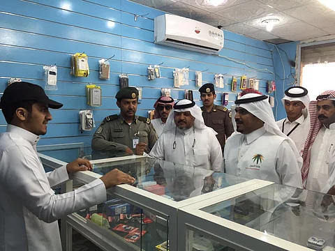 محلات جوالات تغلق أبوابها قبل وصول فرق التفتيش بـ"قلوة الباحة"