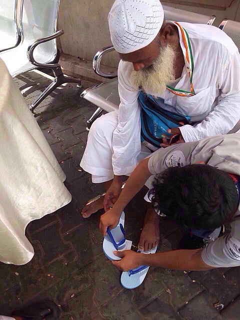 تعرَّف على قصة "مرشد التائهين" مع الحاج الذي ألبسه حذاء وتفاعلت مع صورته مواقع التواصل