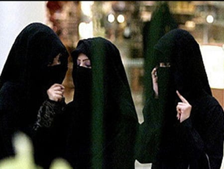 المنيع يرد بالتحريم على انتشار ظاهرة "تاتو الحواجب".. واستشاري تجميل: أدواته تنقل أمراض الكبد والإيدز