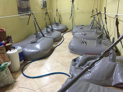 "بحث جدة" يطيح بثلاثة أشخاص يديرون مصنعًا للعرق بحرازات جدة