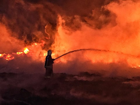 مدني حائل يسيطر على حريق خردوات بعد 5 ساعات من اندلاعه