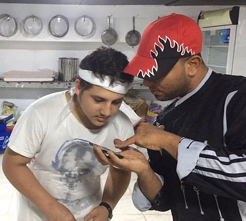 "المشيقح" يتدرب على صناعة الحلوى الإفرنجية وهو يدرس الثانوية