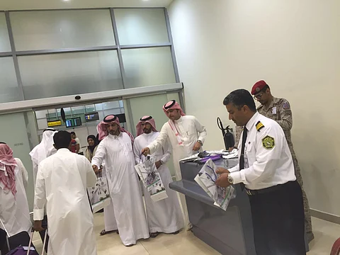 "مخدرات الطائف" تستقبل الحجاج بالمصاحف والسِّبَح والمظلات الشمسية
