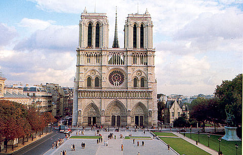 فرنسا.. ضبط سيارة ملغومة بـ6 عبوات غاز قرب كنيسة نوتردام