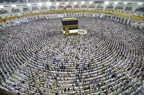 بالصور .. الحجاج يؤدون صلاتي المغرب والعشاء في الحرم ..وأمنه: لا يوجد ما يعكر صفوهم