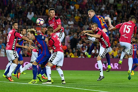 برشلونة يتعرض لهزيمة مفاجئة من ألافيس