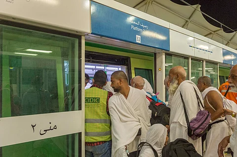 بالصور.. انطلاق مستخدمي القطار من محطات منى لنقل 350 ألف حاج