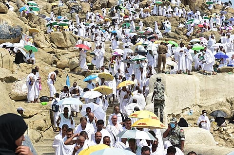 شاهد.. التلبيات تصدح في "عرفات" تُسقط الألوان والطائفية تحت راية التوحيد