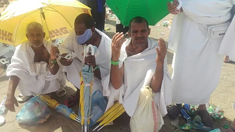 شاهد.. بالدعاء والبكاء وطلب المغفرة يقضى الحجاج يومهم في عرفات