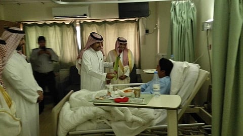 "محافظ الجبيل" يعايد المرضى والعاملين بالمستشفى العام