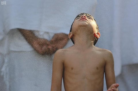 بالصور.. الأطفال الحجاج.. براءة تتوشح البياض تُهلل وتكبر فتفسح لهم الطرقات