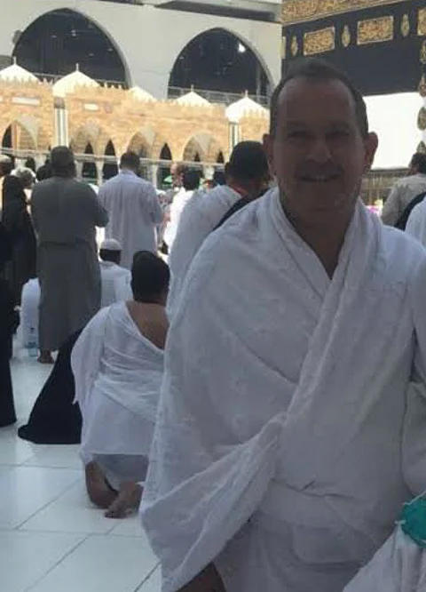 بعد إشهار إسلامه.. السفير البريطاني بالرياض يؤدي الحج برفقة زوجته
