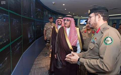ولي العهد يتفقد مركز القيادة والسيطرة لأمن الحج