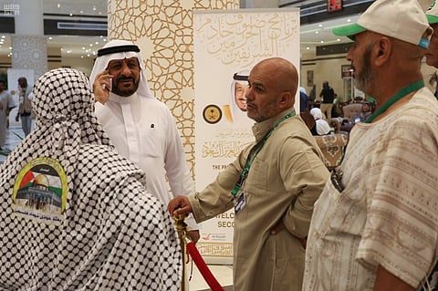 حجاج برنامج خادم الحرمين لذوي شهداء فلسطين يرمون الجمرات ويؤدون طواف الوداع