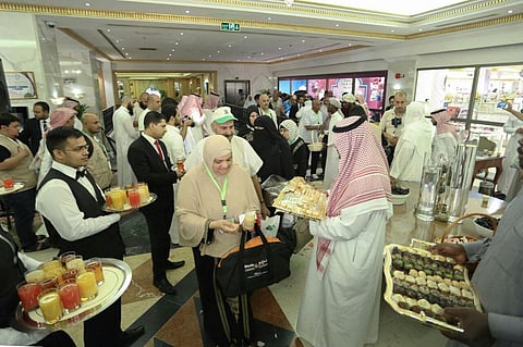 شاهد.. وصول الحجاج الفلسطينيين للمدينة ومشاركتهم في أهازيج طيبة