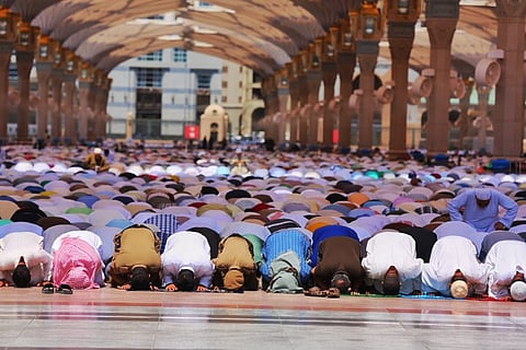 شاهد .. أروقة المسجد النبوي وساحاته تكتظّ بالمصلين في أول جمعة بعد الحج