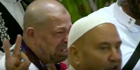 بالفيديو.. "طلع البدر علينا" تُبكي ضيوف الملك سلمان الفلسطينيين بالمدينة