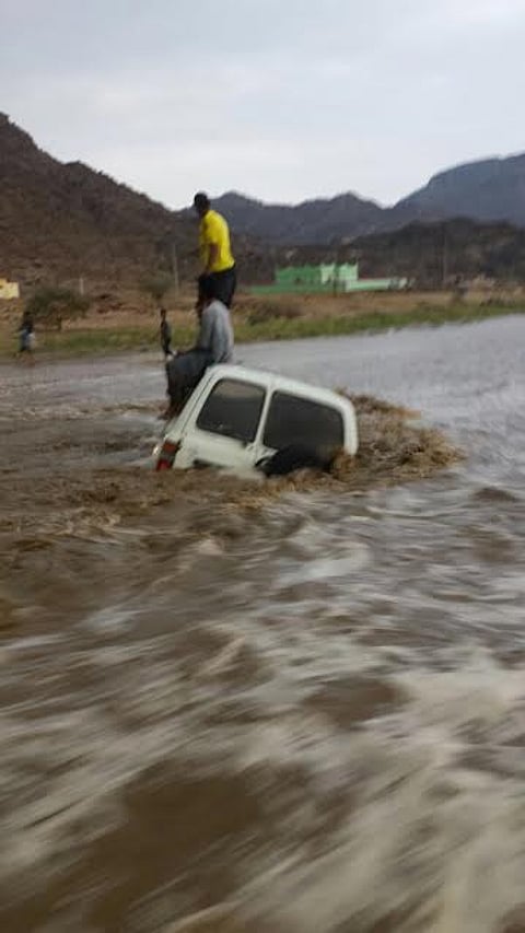 أمطار غزيرة على شرق الليث ونجاة مواطن سقطت سيارته في سيل وادي "شال"