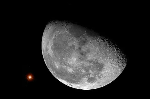 حدث فلكي مُميز .. القمر يحجب "الدبران" في سماء السعودية غداً