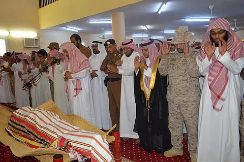 الجموع تشيع شهيد الواجب "المسملي".. ووالده: صابرون ومحتسبون الأجر عند الله