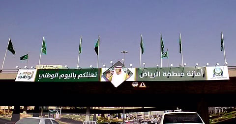 شاهد.. الرياض تتزين لليوم الوطني بمئات اللوحات والأعلام