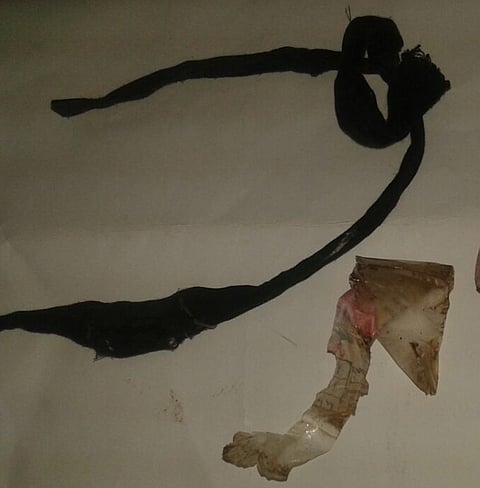 بالصور.. مواطن يعثر على سحر معلق بشجرة في منتزه برفحاء