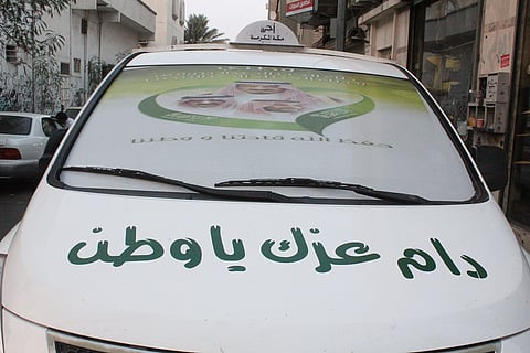 الطائف.. انتعاش محالّ الزينة.. والمركبات تتزين بصور ولاة الأمر والأعلام السعودية