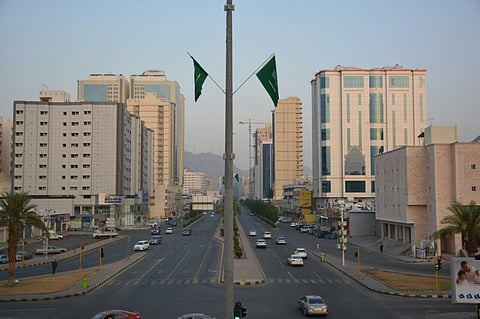 أمانة العاصمة المقدسة تنهي تركيب ألف علم احتفالاً باليوم الوطني